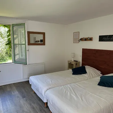 Logis Hotel La Demeure Du Perron Quettehou Room photo