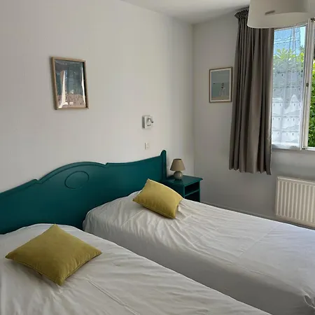 Logis Hotel La Demeure Du Perron Quettehou Room photo