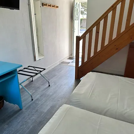 Logis Hotel La Demeure Du Perron Quettehou Room photo