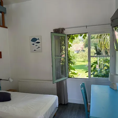 Logis Hotel La Demeure Du Perron Quettehou Room photo