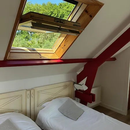 Logis Hotel La Demeure Du Perron Quettehou Room photo