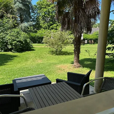 Logis Hotel La Demeure Du Perron Quettehou Room photo