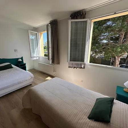 Logis Hotel La Demeure Du Perron Quettehou Room photo