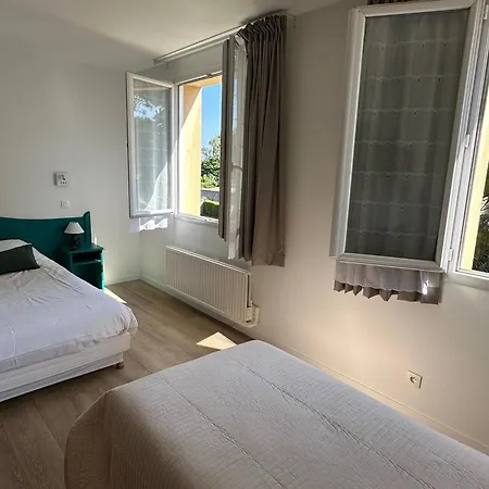 Logis Hotel La Demeure Du Perron Quettehou Room photo
