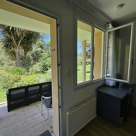 Logis Hotel La Demeure Du Perron Quettehou Room photo