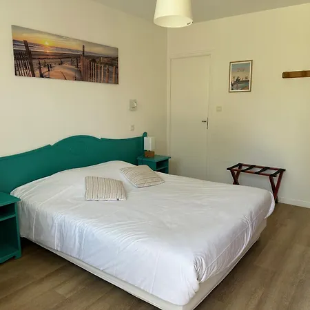 Logis Hotel La Demeure Du Perron Quettehou Room photo