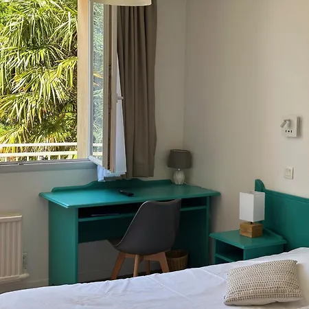 Logis Hotel La Demeure Du Perron Quettehou Room photo