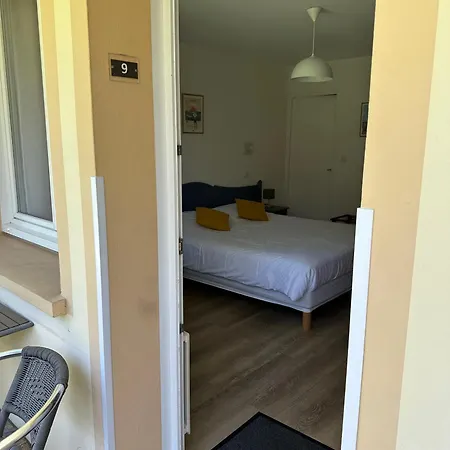 Logis Hotel La Demeure Du Perron Quettehou Room photo