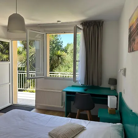 Logis Hotel La Demeure Du Perron Quettehou Room photo
